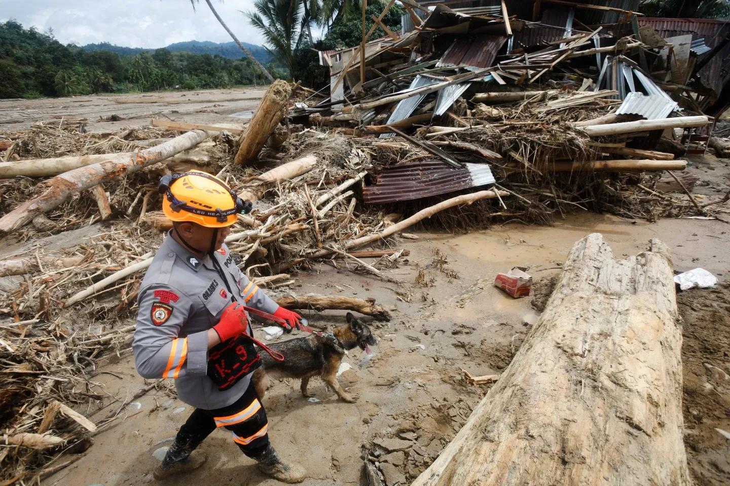 Deadly floods in Indonesia, Sri Lanka, Thailand and Malaysia kill more than 1,400 people