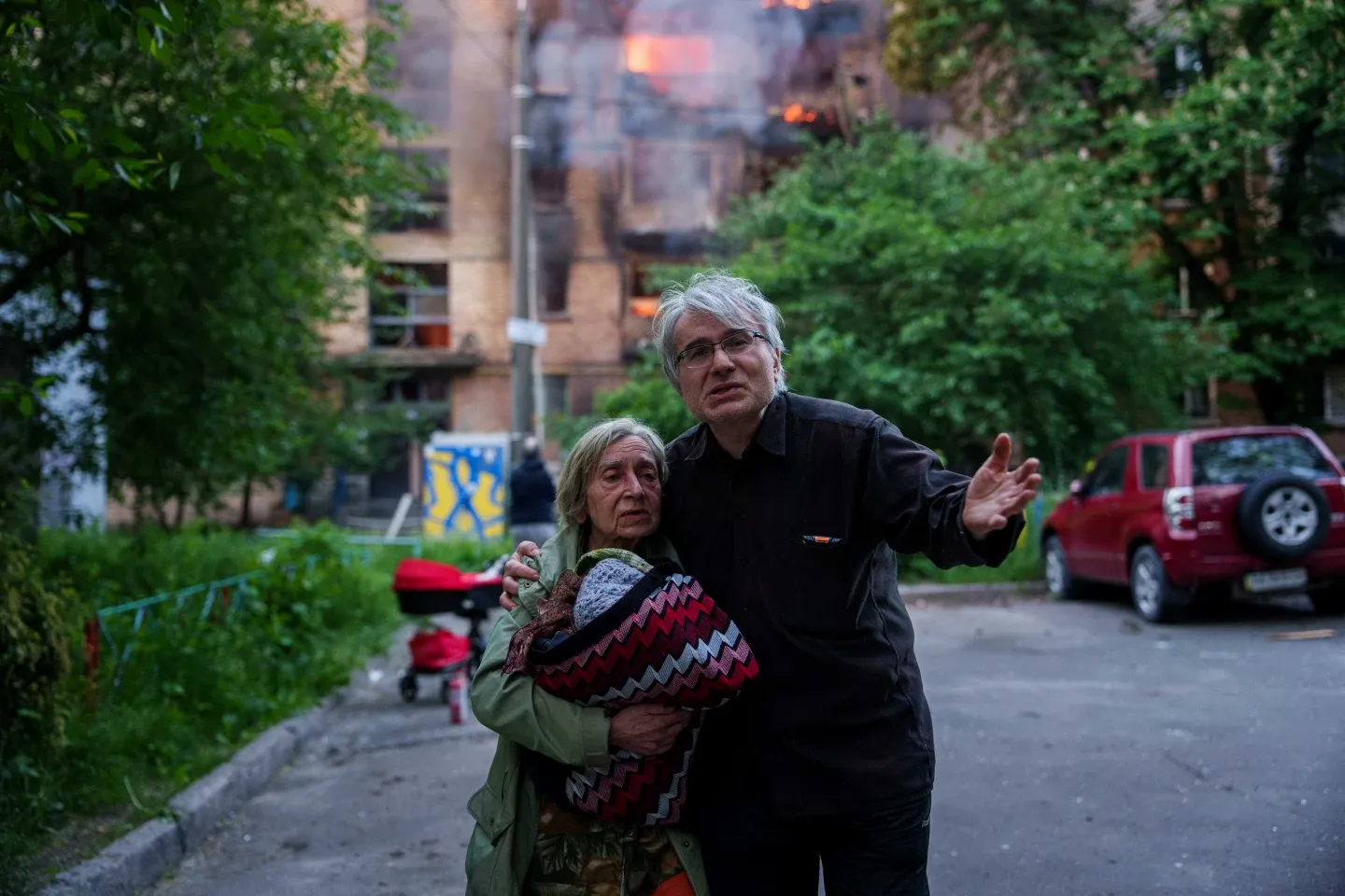Russia pounds Kyiv with missiles and drones, shaking city center and killing 1