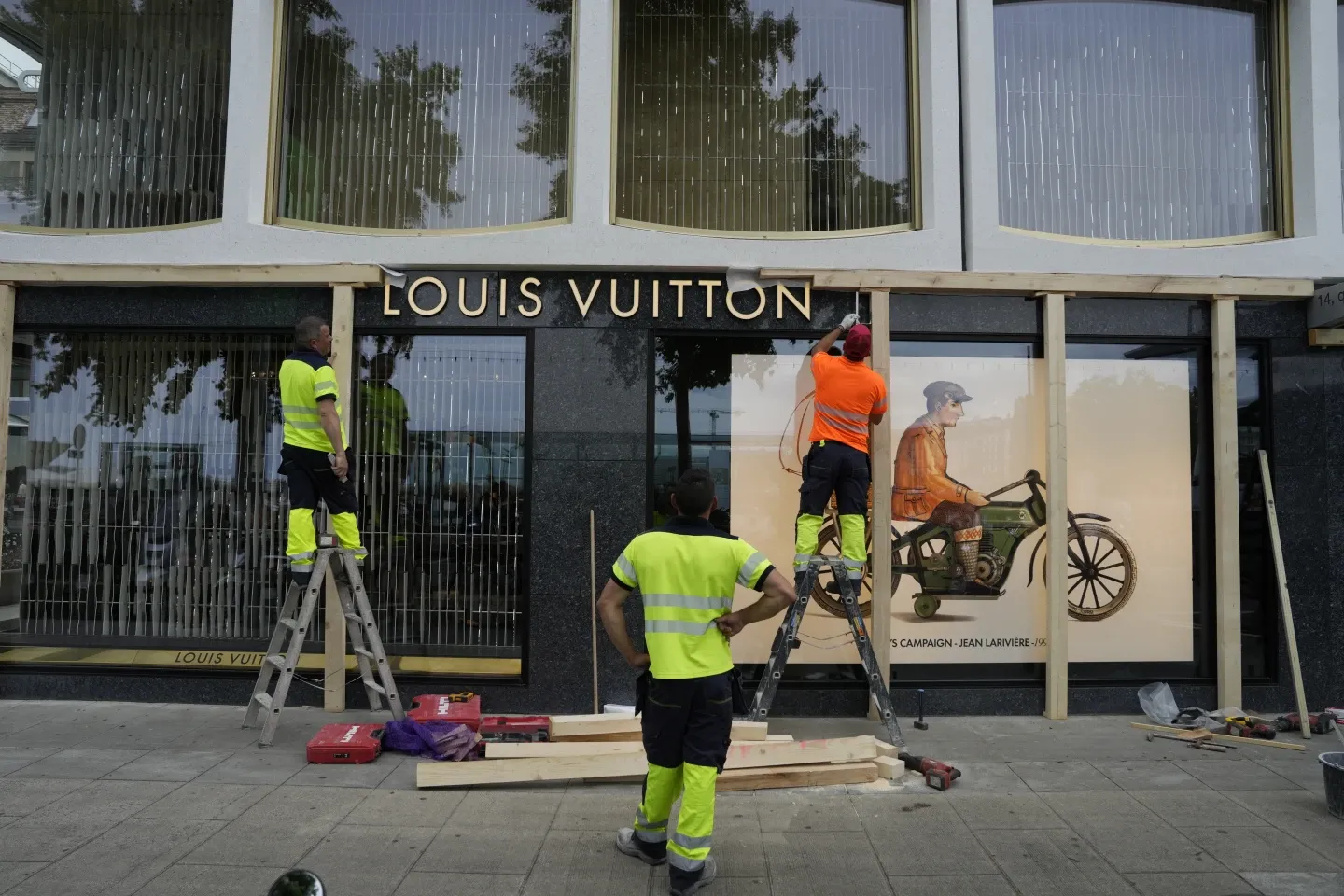Downtown Geneva boards up as drastic security tightens ahead of anti-G7 protests