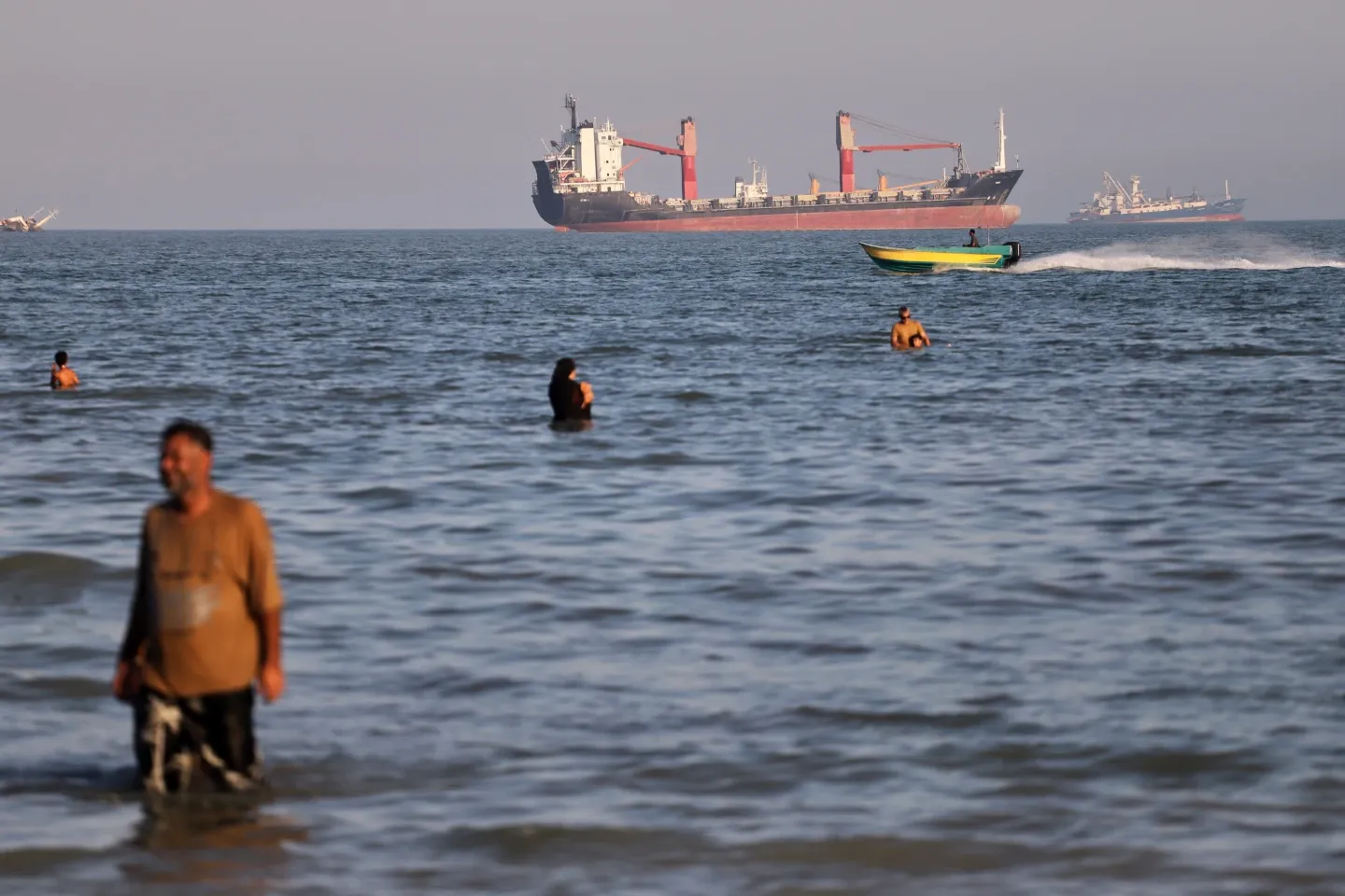 Oil Tanker Transits Strait of Hormuz Using New Route Despite Revolutionary Guard Threats