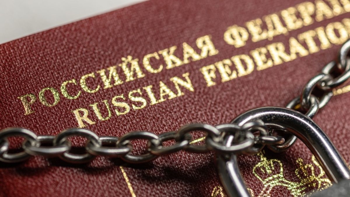 В России у чиновников и сотрудников госкомпаний забирают загранпаспорта. Раньше за границу не могли ездить в основном силовики и судьи