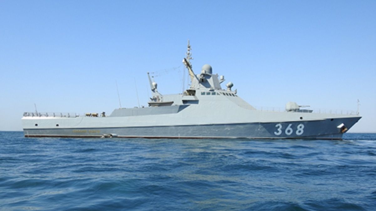 Минобороны РФ показало досмотр сухогруза, следовавшего в Украину: российские военные поставили экипаж судна на колени