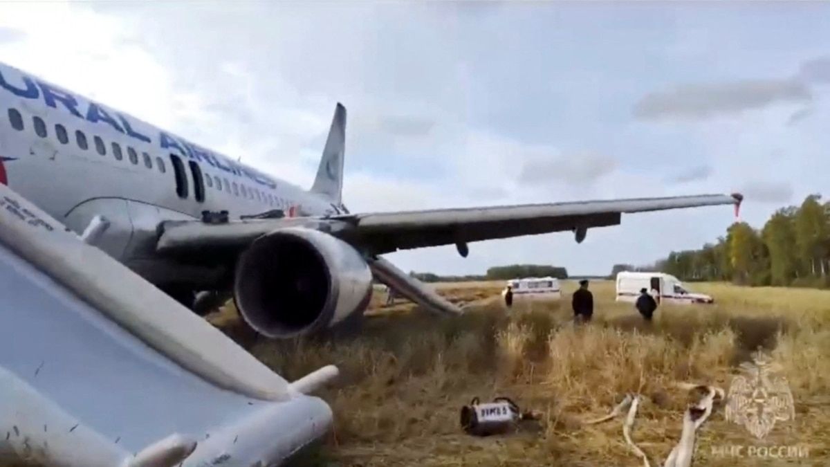 Airbus совершил аварийную посадку в поле под Новосибирском из-за отказа гидросистемы. На борту было 167 пассажиров