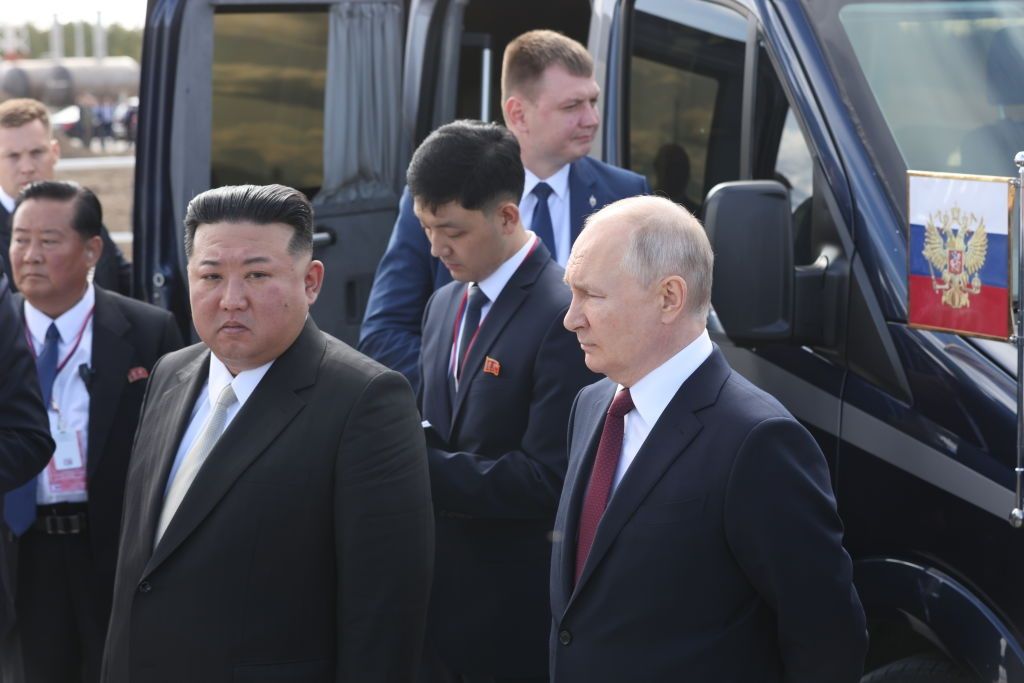 Путин подарил Ким Чен Ыну перчатку от скафандра и карабин