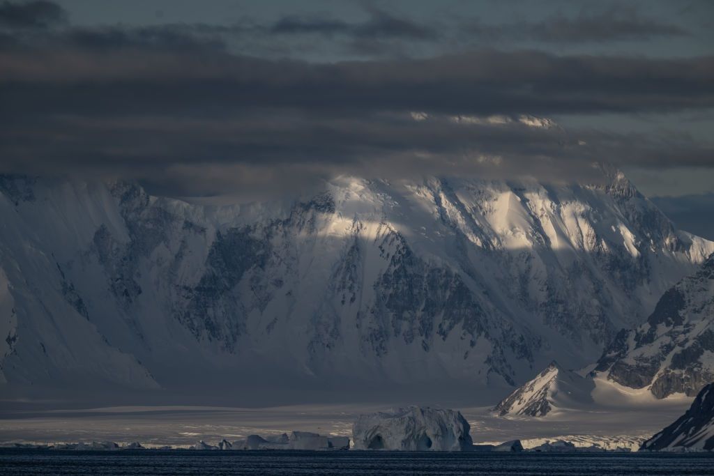 Самый большой в мире айсберг начал двигаться