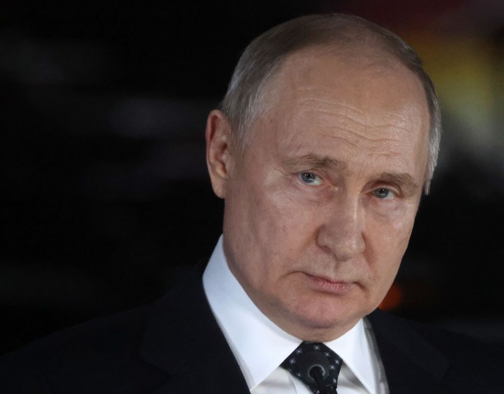 Путин отчитался о доходах: 67 миллионов и три старых автомобиля