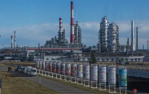 Крупный НПЗ России прекратил работу после удара дрона Украины