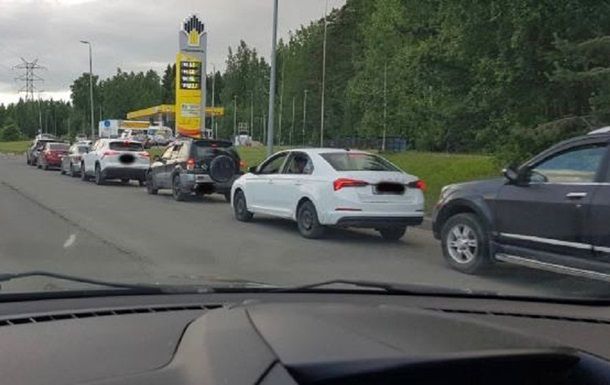 Мужчина 75 лет умер в очереди на заправке в Карелии