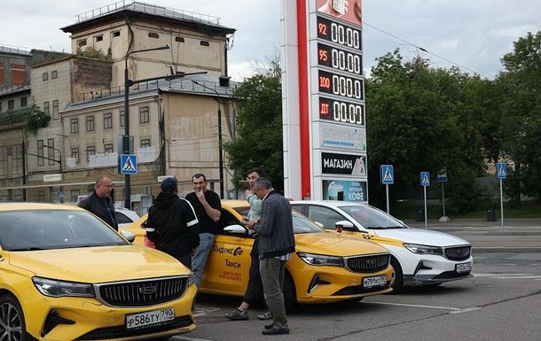 Цены на бензин на независимых заправках РФ превысили отметку в 100 рублей