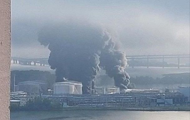 Атака беспилотников на нефтетерминал в Петербурге привела к пожарам