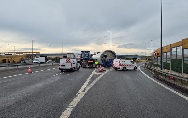 Падение элемента ветроэнергетической установки перекрыло автотрассу в Польше