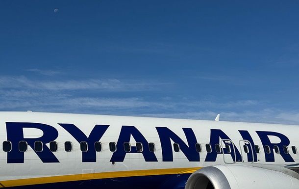 Пассажир был вытянут из окна Boeing 737-800 после инцидента в воздухе