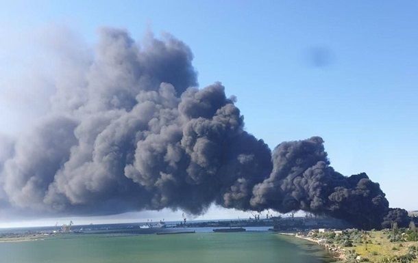 В Крыму зафиксированы взрывы и пожар в порту после атак