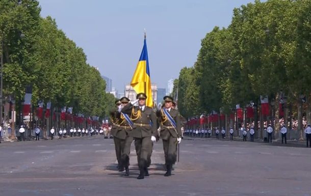 Украинские военные прошли шествием на праздничном параде в Париже