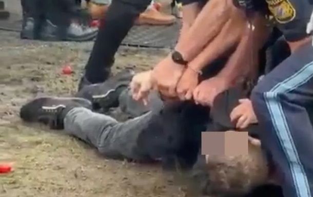 Неизвестный атаковал премьера Баварии помидором в Бернау-ам-Кимзее