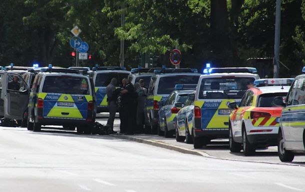 Вооруженный мужчина взял заложников в банке немецкого города Регенсбург