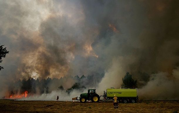 Пожарные борются с огнем вблизи Бордо на юго-западе Франции
