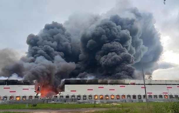 Атака беспилотников вызвала возгорания на объектах в Рязани