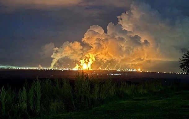 Пожар охватил химзавод Нижнекамскнефтехим в результате атак БПЛА