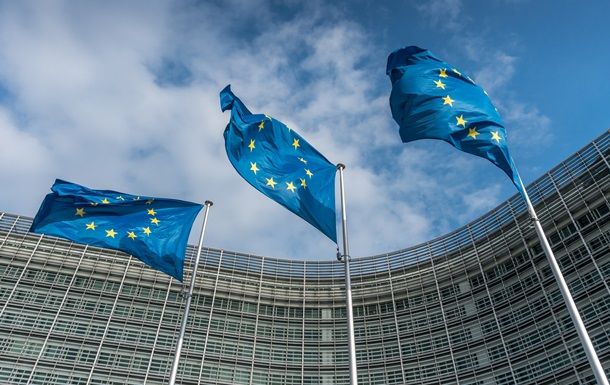 Еврокомиссия работает над полным запретом поставок российской нефти в ЕС