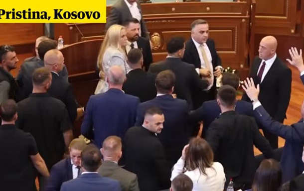 Депутатка бросила яйца в премьера Курти во время сессии парламента Косово