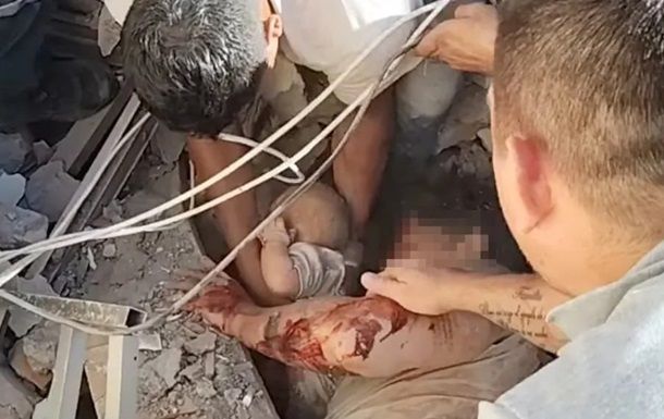 Младенец и отец найдены выжившими из-под завалов в Колумбии