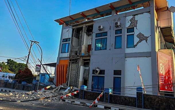 Землетрясение в Индонезии привело к гибели десятков людей