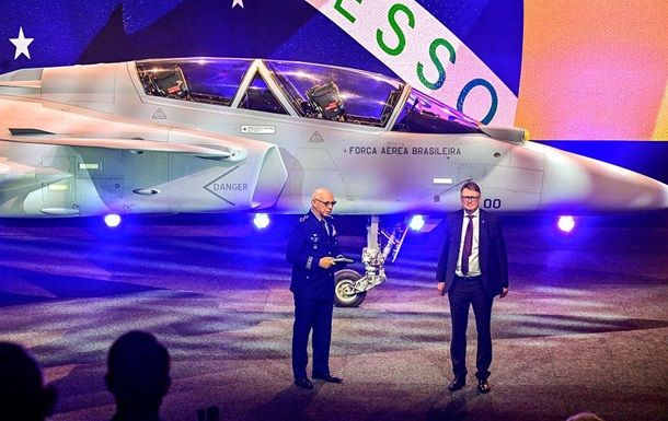 Первый полет шведского истребителя Gripen F проведен компанией Saab