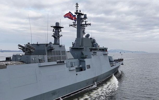 КНДР ввела в строй эсминец, который перевернулся при спуске
