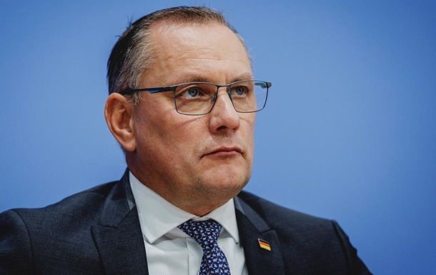 Руководитель АдН требует остановить поставки вооружений Украине