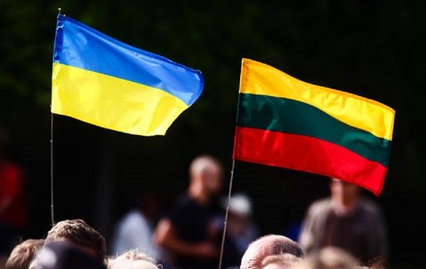 В центре Вильнюса сорвали флаг Украины: двух мужчин задержали