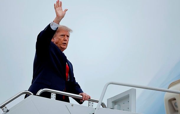 Белый дом запретил CNN летать на борту с Трампом - СМИ
