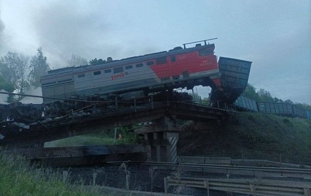 В России из-за атаки обрушился мост, вагоны сошли с рельсов