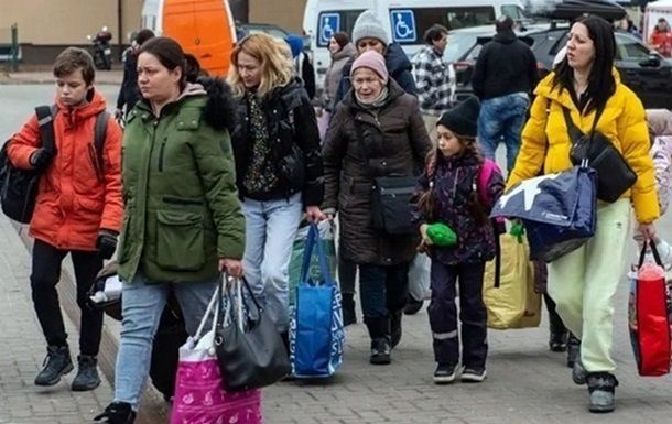 Одна из стран ЕС сокращает центры для беженцев: что ждет украинцев