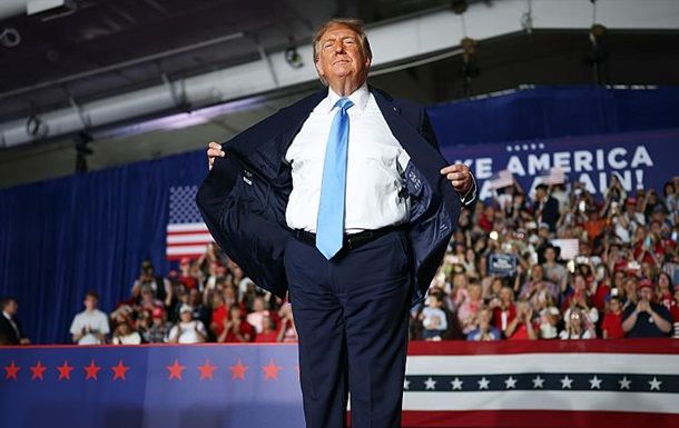Трамп "раздаёт" американцам деньги перед выборами - СМИ