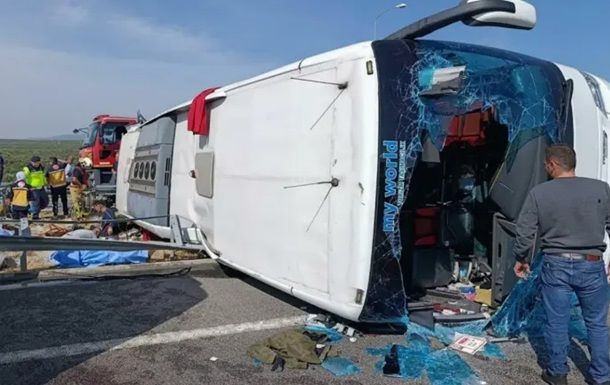 В Турции туристический автобус столкнулся с эвакуатором: 11 погибших