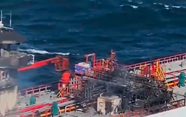 У берегов Румынии загорелся танкер: пропали восемь моряков