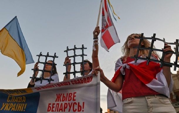 Правозащитники рассказали, как в Беларуси наказывают за поддержку Украины