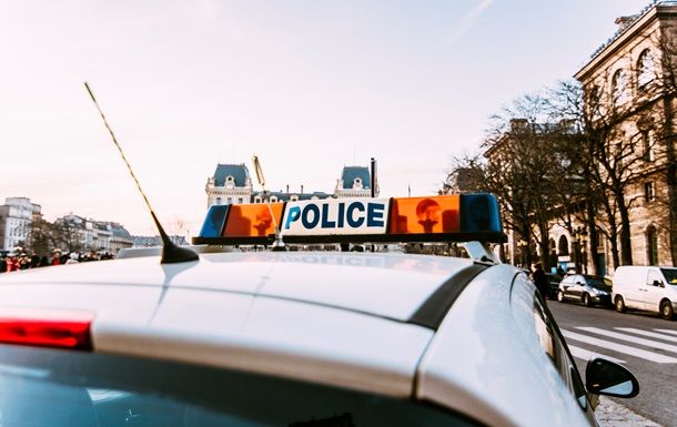 Во Франции мужчина стрелял в прохожих из окна автомобиля