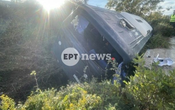 В Греции автобус с 25 курсантами съехал в кювет