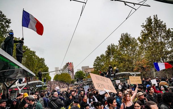 Во Франции молодежь готовит новые протесты несмотря на решение правительств