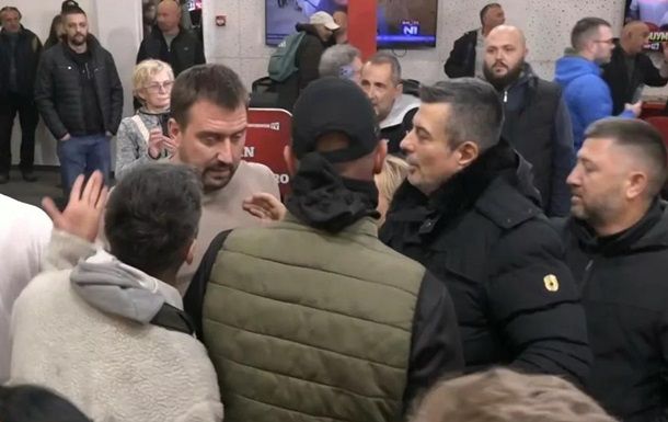 В Сербии толпа взяла в заложники журналистов провластного канала