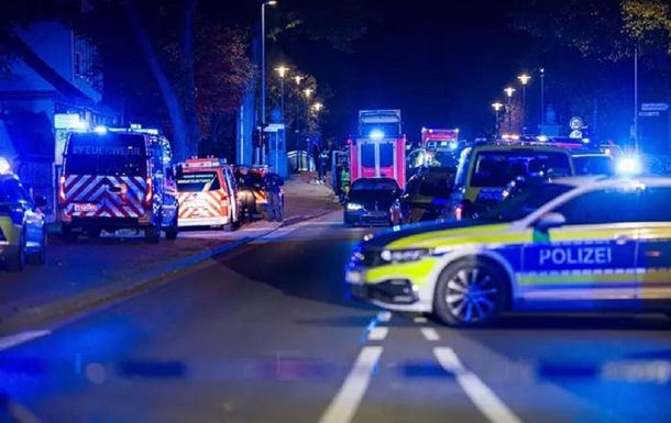 В Германии автомобиль въехал в толпу: не менее пяти пострадавших
