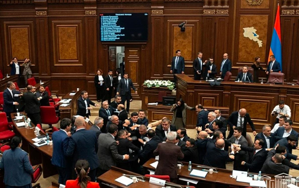 В Армении депутаты устроили массовую драку