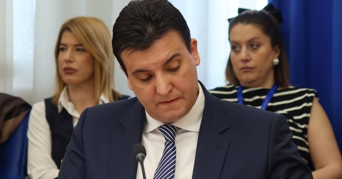 Milović objavio fotografiju s odbornicom PES-a: Ne znam zašto proziva Klikovca, PES-ovci s