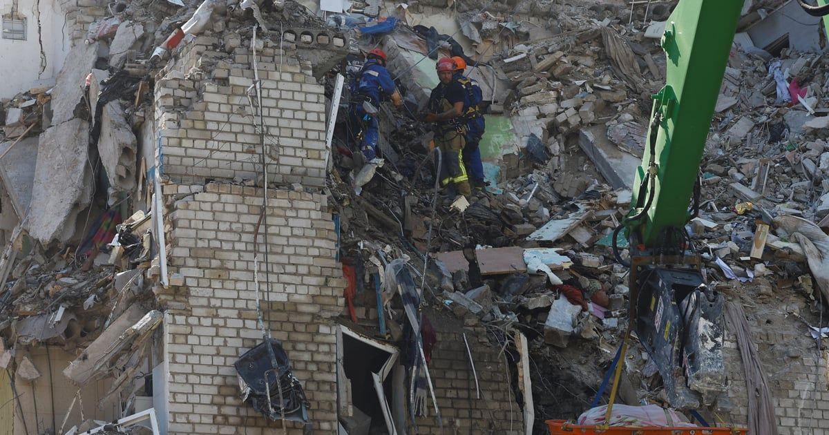 Dan žalosti u Kijevu nakon što je 30 ljudi ubijeno u jučerašnjem napadu, spasioci raščišća