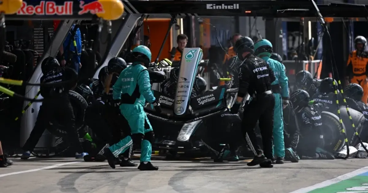 Lekler slavio na Silverstonu, trka završena pod vozilom bezbjednosti