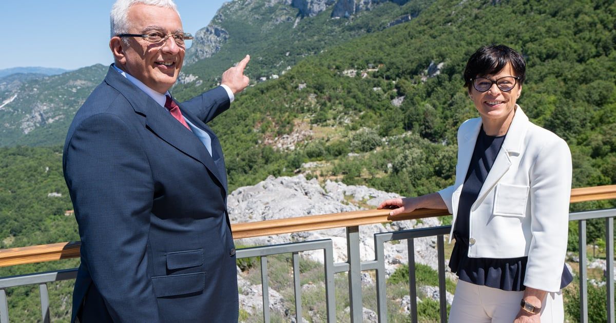 Kos na doručku sa Mandićem Mladi srpski političari danas preuzimaju odgovornost