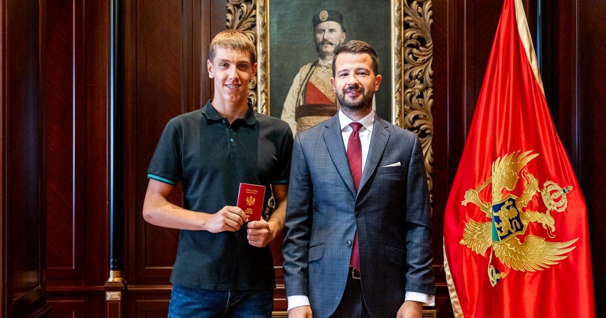 Milatović je uručio pasoš Marku Pavloviću: Crna Gora dobila pojačanje za budućnost vaterpola