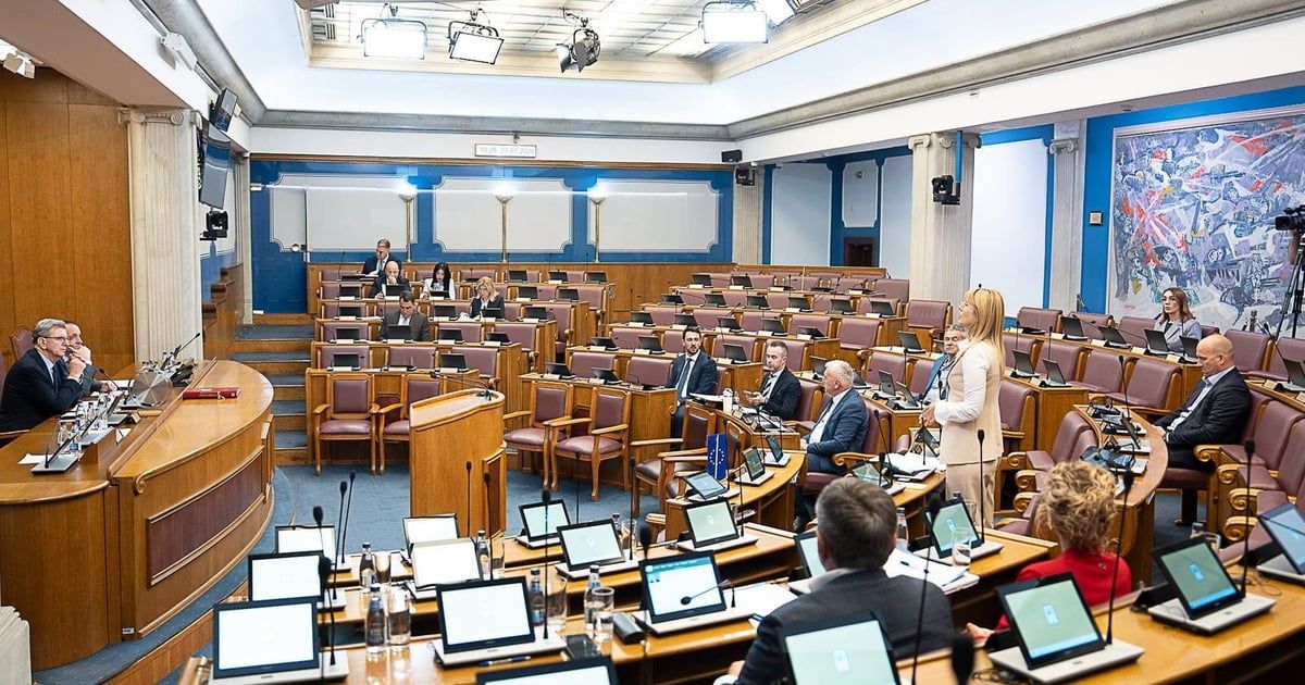 Milović: Da li je uloga ministra da pomaže privilegovanim pojedincima; Radunović: Loš vam